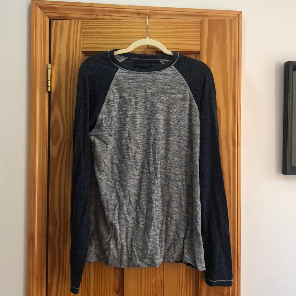 Barneys NY heathered men’s long sleeve tee